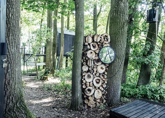 Keepcalm Treehouse Far From The Civilization Lodge *
